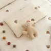 枕新生児枕の夏メッシュ綿の通気性汗吸い枕ベビールーム装飾のためのかわいいクマのパターン刺繍のための枕