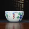 Dekorative Figuren Chinese Blau und weißes Porzellanfarben -Traubendesign Teetasse 3.1 "