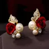 Charm Delysia King 1 Paar Grace Women Trendy Red Rose Butterfly Ohrstolder Anti-Allergie-Perle Hochwertige Kristallbrautohrringe Y240423