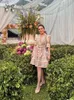 Urban Seksowne sukienki Elegancka drukowana mini sukienka w szyku w dekolcie mody