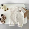 Rompers Kids Bear broderie Baber Bébé garçons simples Double Pockets Jumpsuit Filles Coton Coton mince One Piece H240423