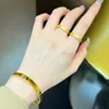 Luxury Designer Armband Online Shop Zu Jin Bao Zu Yin samma stilkort Familjarmband Enkelt och elegant färg Staplade remarmband kan ge till älskare