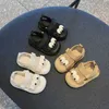 첫 번째 워커 zapatillas 디자이너 베이비 샌들 여름 통기성 비 슬립 워킹 신발 1-3 년 소년 캐주얼 신발 소녀 해변 신발 신발 신발 y240423