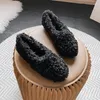 Sapatos casuais 2024 Winter Fur Flat Woman redou dedo do pé de guerreira algodão mocassins fêmeas femininos de lambl slip em mocassins peludos de tamanho grande 42