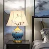 テーブルランプバースセラミックブルーラグジュアリーバードブラスファブリックデスクライトホームリビングルームダイニングベッドルームのための装飾