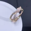 Plasted Diamond Fashion Wedding Pierścień Luksusowa biżuteria Złota Marka Inkrustowane Perły 18K Gold Alphabet Kamień naturalny Hurt Temperament Wszechstronny Pierścienie Prezenty dla kobiet