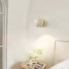 壁のランプライト豪華さとミニマリストのベッドルームは、調整可能な角度スイッチを備えた小さなベッドサイド