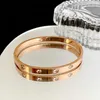 Bracelets de concepteur de luxe Boutique en ligne titane acier incolore Instagram Trendy Luxury Luxury High Grade Rose Gold Bracelet avec conception personnalisée et unique VE