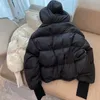 Hiver Women Jacket Parkas Down Coat Fashion Short Jacke Designers Style Slim Corset Épais Tenue de vent Pocket Pocket Lady Warm Coats S-L