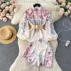 Kvinnors spårsättningar Vintage Royal Floral Print Women Tvådelar Set Puff Sleeve Slim Lady Shirts High midja breda ben Shorts 2024 Sommardräkter