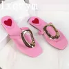 Slippers Flat Slip on Mules Ladies chaussures Summer 2024 Peep Toe Flip Flop Shoe femelle Slipper Party décontractée décor en métal paresseux MUTLICOLOR