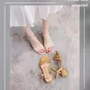 Klänningskor 2024 Summer Fashion Outwear Women's Sandals Square Toe Öppna Sexig en linje Spänne Bekväma Single Shoe Women