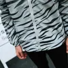 Kobiety odblaskowy płaszcz z kapturem wiatrówki wodoodporne kobiety Hip Hop Zebra Stripe Stripe Streetwear Druknia nocna Lśniczka 240421