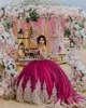 Fuchsia różowy błyszcząca księżniczka Quinceanera sukienki z ramion Gillter Applique Floral Vestidos de 15 anos sweet 16 z peleryną