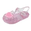 Slipper Fashion Girl Sandales d'été Nouveau coeur en forme de gelée d'enfant chaussure mignonne mignon chaussure décontractée antidérapant chaussure de chaussure fille chaussure femme sandales y240423