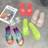 Hausschuhe 2024 Sommer Frauen Süßigkeiten Farbe transparente Glasschuhe flacher Boden plus Größe Strand Sandalen Schuhe Ladies Casual Ein-Wort-Gelee