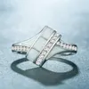 Mit Seitensteinen Kaufen Sie einzigartige Design -Mode -Opalringe für Frauen Mädchen Blau/Weiß 2 Farben Zirkonia Ring weiblicher Partyschmuck