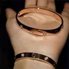 Braceuses de concepteur de luxe Boutique en ligne Bracelet en or rose 18K pour femmes AU750 Or coloré avec diamant large et étroit Bracelet pour couples masculins Gift to Girl