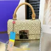 Дизайнер продвижения магазина, кожаная сумочка, 2024 Новая модная сумочка, все маленькая квадратная сумка для одиночного плеча сумки по кроссу большую способность женская сумочка
