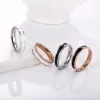 Bandas Jeemango Titanium Steel Moda Black Epoxy Casal Ring Rose Gold Color Twongagement Rings de casamento para mulheres JR18052