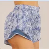 Lulumon shorts sommarprodukt Nytt kvinnors slips färgade tryckta löst fritidssportshorts för kvinnor