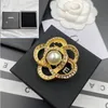 Designers Broche plaquée or en forme de fleur conçue pour les mignonnes filles de haute qualité filles mignonnes avec des bijoux de haute qualité incrustés de la broche