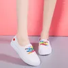 Chaussures décontractées 2024 Spring and Automne Toile respirante Sneakers de bouche peu profonde Étudiant coréen étudiant plat blanc