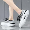 Chaussures décontractées pour femmes baskets épaisses en bas de ruissellement sport Tennis Skateboard Trainers de chaussures Skate Flats Marchés 35-40