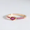 Zespoły Syoujyo Proste szczupłe czerwone naturalne pierścienie cyrkonu dla kobiet Elegancka biżuteria ślubna Bride 585 Rose Gold Kolor Korea Trendy Pierścień