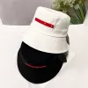 Tasarımcı Geniş Kötü Şapkalar Kadınlar Erkekler Kova Şapkası Lüks Naylon P Cap Fashion Triangler Metal Logo Kapakları Açık Tatil Güneş Şapkası En Kalite