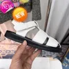 Diseñador 2023 Nuevas sandalias romanas de verano Zapatos casuales del diseñador de la fila de la fila de cuero de cuero hebilla hueca tacón plano en la parte inferior gruesa eaur formal