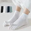 Calcetines para hombres para hombres calcetines cortos transpirables de cinco dedo calcetines de enjuague de enjuague absorbiendo calcetines para hombres calcetines deportivos moda de verano yq240423