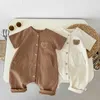 Rompers Kids Bear broderie Baber Bébé garçons simples Double Pockets Jumpsuit Filles Coton Coton mince One Piece H240423