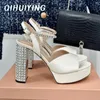 Hausschuhe 2024 Sommer Seiden-Knöchel-Straße Peep-Toe Plattform High Heel Frau Sandalen Großgröße Blingbling Crystal Hochzeitsschuhe Bankett Bankett