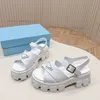 Topkwaliteit Nieuw zomerplatform Sandalen glijden rond teen rubber zool platte casual schoenen driehoek verfraaide schoen dames luxe designer fabrieksschoenen met doos