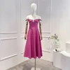 Casual Dresses 2024 Ankomst Toppkvalitet Lätt lyxig rosa texturerad diamante utanför axeln fram ihålig ut blad midi klänning kvinnor mode