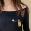 Broche de lujo chapado en oro hecho de diseñadores de marcas diseñados por material de latón para elegantes lujosas mujeres broche de joyas de alta calidad broche