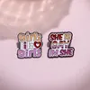 Broches lesbiennes personnalisées épingles en émail filles badges badges de sac à dos en direct elle est gay bijou-cadeau pour les amies qui aiment les amis en gros