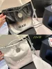 Luxury 22 designer axelväskor för kvinnor quiltad väska läder hobo mode tote handväska koppling butik väska silver medalc kedja resor crossbody pochette satchel väska