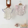 Rompers 2024 Sommar Nya babyflickor Flight ärmar Vikta blomma One Piece Jumpsuit Barn Nebworn Tight Fit 0-24m H240423