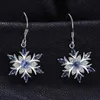 Bengelen kroonluchter prachtige zilveren kleur metalen sneeuwvlok oorbellen voor vrouwen mode ingelegde witte blauw zirkon kerstjuwelen H240423