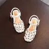 Slipper Sandalias 2023 Sommar Nya sandaler Girls Princess Riveted Anti Slip Roman Shoes Children Soft Sole Toe Sandaler Y240423