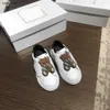 Sneaker di nuovi bambini portano scarpe per neonati per neonati 26-35 Protezione in scatola Fibbia Cinturino Scarpe per ragazze Black Red Designer Boys Scarpe 24April