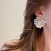 Stollenohrringe Romantische weiße Perle Farbe Blume Ohrring Frauen übertriebene koreanische Modeschmuck exquisiten trendigen Schmuck