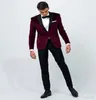 2023 Burgundy Wedding Suits Groom Tuxedos Black Peaked Trim Trim Fit Button One Button اثنين