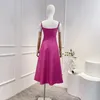 Casual Dresses 2024 Ankomst Toppkvalitet Lätt lyxig rosa texturerad diamante utanför axeln fram ihålig ut blad midi klänning kvinnor mode