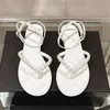 Pearl decoreer flip-flops dames sandalen gesp riem platte hakken luxe designer schoenen vrouw zomer zomer