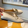 Lässige Schuhe elegante Aprikosen Wildlederinnen Frauenflats runden Zehenladungslaien Leder -Metallschnalle bequemes Gehen