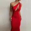 Ins stil sommar kvinnkläder mode axel sexig ihålig smal mid längd klänning för kvinnor