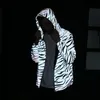 Kobiety odblaskowy płaszcz z kapturem wiatrówki wodoodporne kobiety Hip Hop Zebra Stripe Stripe Streetwear Druknia nocna Lśniczka 240421